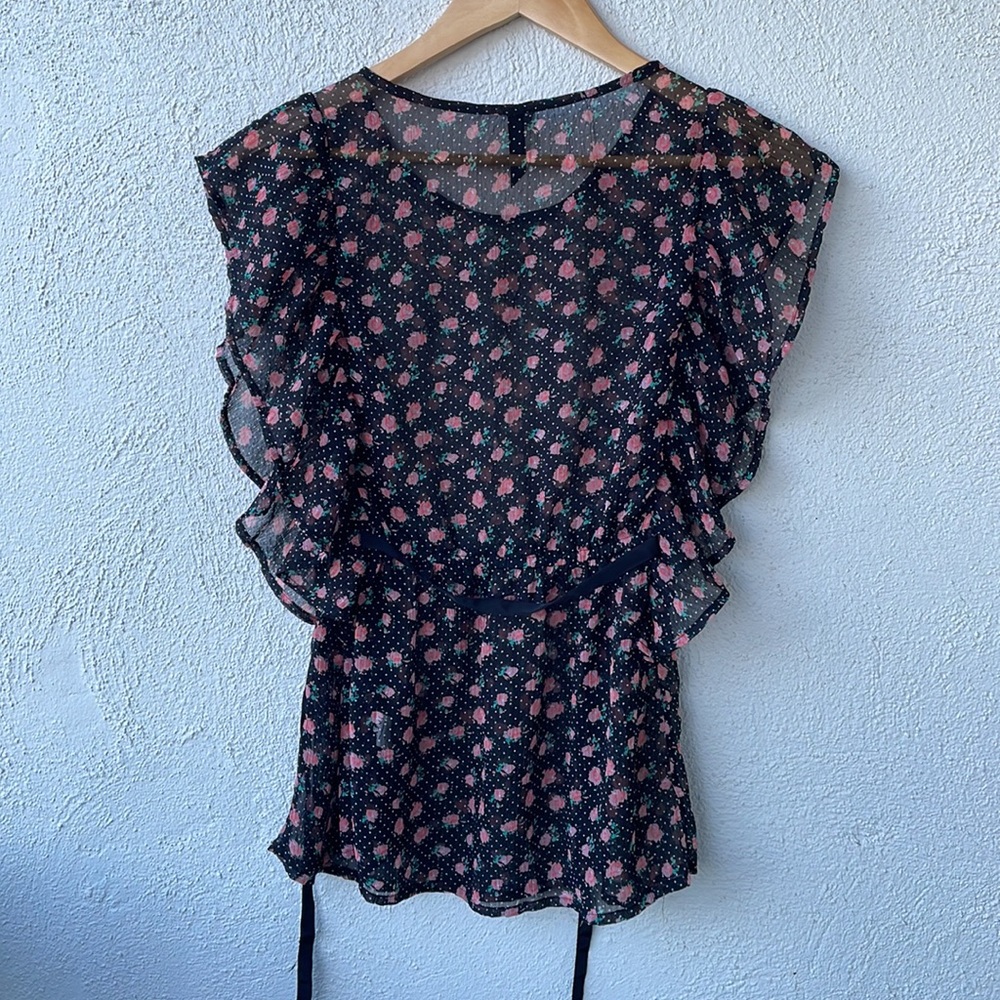 🌹Ruffle sides 🌹cute black and red floral top